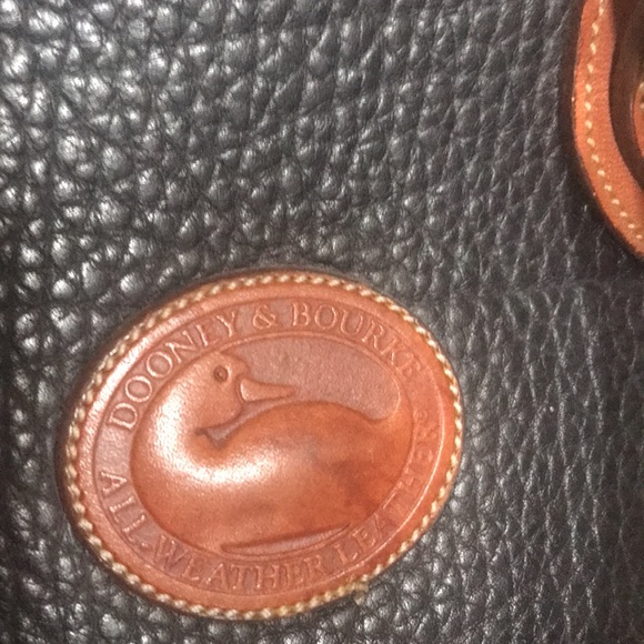 Dooney & Bourke, Good ole vintage battle worn Tote Solid,Everything thing works - Picture 2 of 14